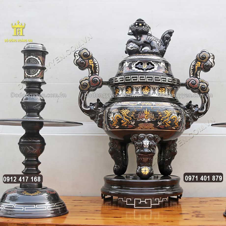 Đ&ocirc;i ch&acirc;n nến được đặt đối xứng hai b&ecirc;n đỉnh đồng